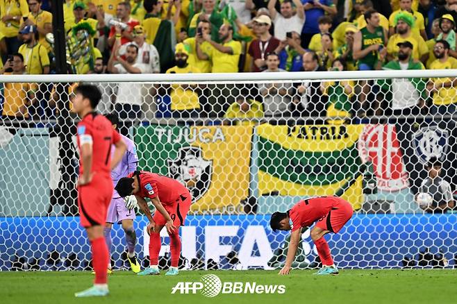 지난 2022 국제축구연맹(FIFA) 월드컵 16강 브라질전 당시 실점 이후 아쉬워하고 있는 한국 대표팀 선수들. /AFPBBNews=뉴스1