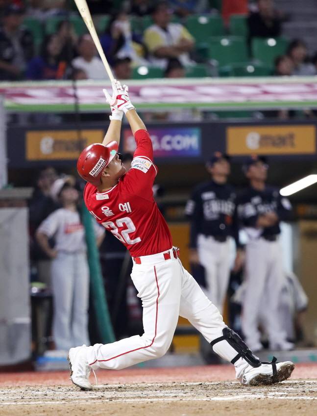 SSG 이율예가 지난 1일 한화전에서 끝내기 투런 홈런을 터뜨리고 있다. /사진=SSG 랜더스 필드