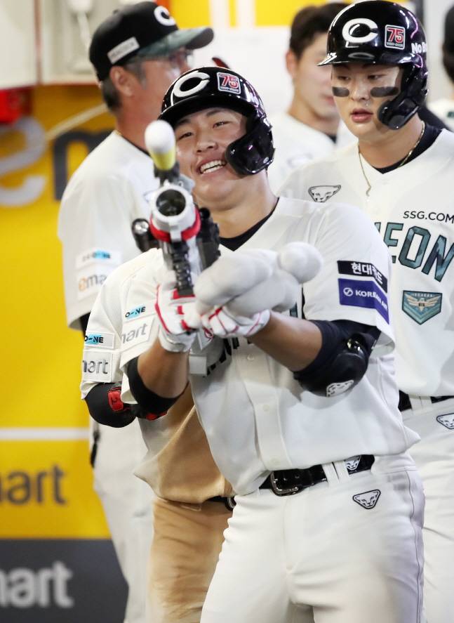 홈런을 날리고 더그아웃에서 세리머니를 하는 이율예. /사진=SSG 랜더스 필드
