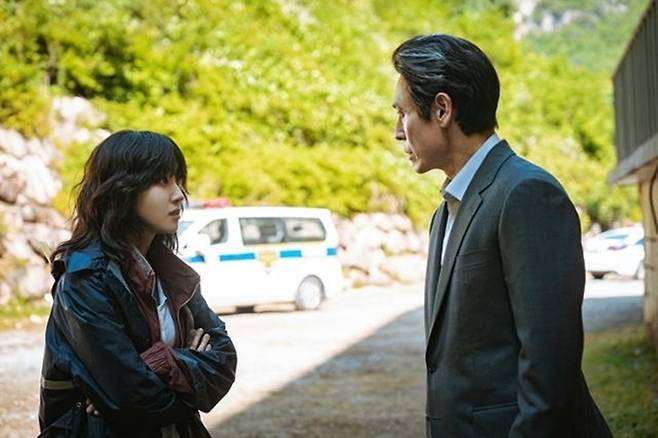 ‘하이퍼나이프’ 박은빈과 설경구. 사진ㅣ월트디즈니컴퍼니 코리아