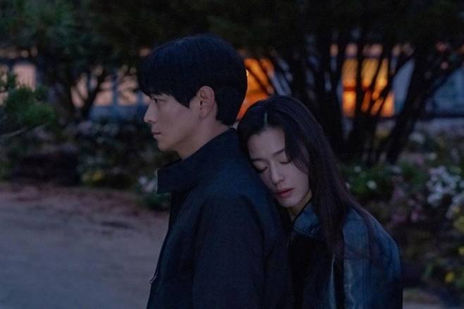 ‘북극성’ 강동원과 전지현. 사진ㅣ월트디즈니컴퍼니 코리아