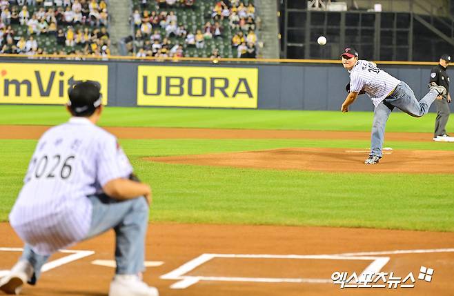 1일 오후 서울 송파구 잠실야구장에서 열린 '2025 신한 SOL Bank KBO리그' NC 다이노스와 LG 트윈스의 경기, 경기 26년 신인 선수인 박준성과 양우진이 시구 및 시포 행사를 갖고 있다. 엑스포츠뉴스 DB