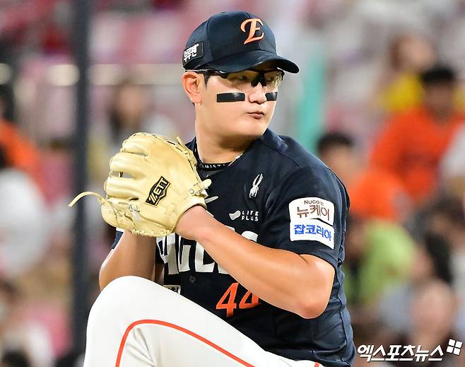 한화 이글스 김경문 감독이 지난 1일 인천 SSG 랜더스와의 원정 경기에서 끝내기 홈런 포함 9회 2사 이후 4점을 내줘 한화의 정규시즌 우승 놓치기 중심에 선 마무리 김서현에게 격려의 말을 전했다. 아울러 김서현에게 너무 험한 말들을 쏟아내는 팬들에게도 응원을 부탁했다. 엑스포츠뉴스DB