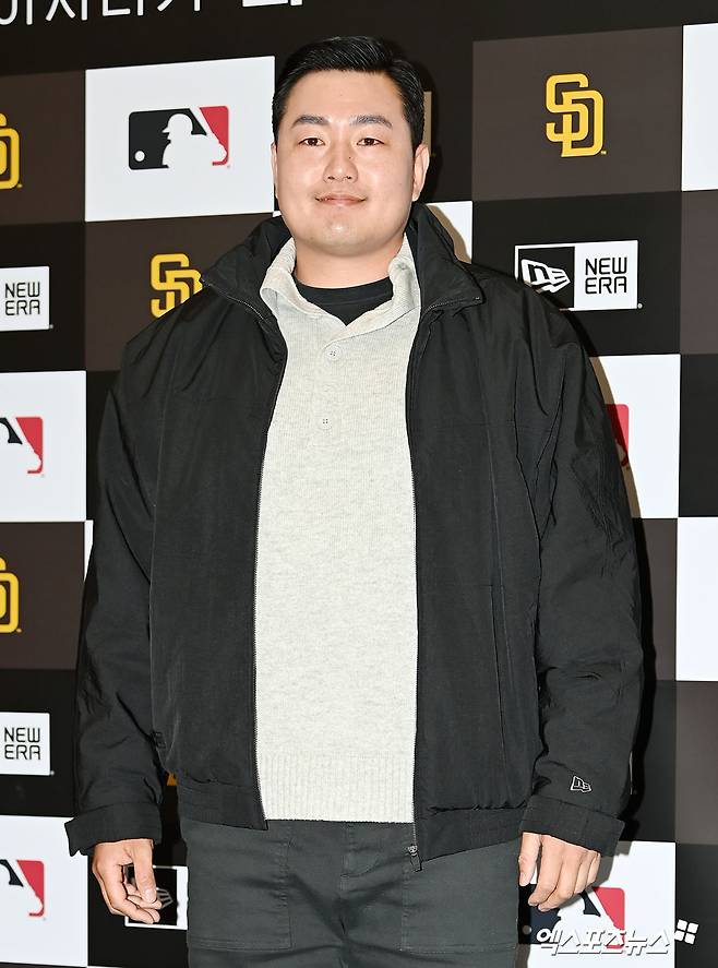 미국 메이저리그(MLB)에서 선수 생활을 했던 최지만이 무릎 부상으로 입대 3개월 만에 전역했다. 지난 5월 15일 사회복무요원으로 입대했으나 최근 무릎 통증으로 정밀 검사를 받았다. 이후 의료진 소견에 따라 병무청 재검 절차를 진행한 결과 5급 전시근로역 판정을 받으면서 2025년 8월 26일 전역했다. 엑스포츠뉴스 DB