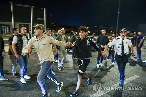 1일(현지시간) Z세대 시위 참가자 연행하는 모로코 경찰 [AFP 연합뉴스 재판매 및 DB 금지]