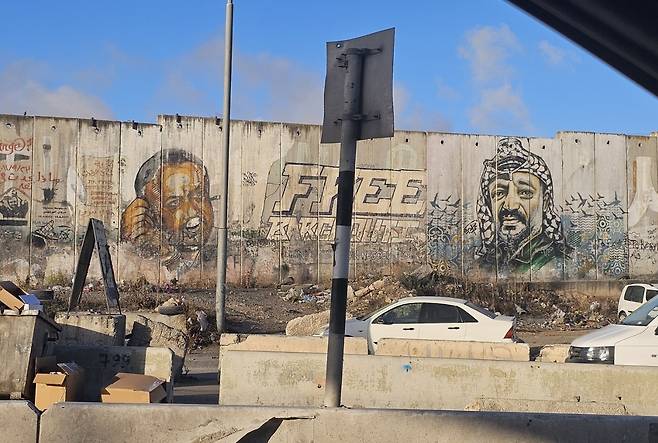 야세르 아라파트 (라말라[요르단강서안]=연합뉴스) 김동호 특파원 = 1일(현지시간) 요르단강 서안 라말라 부근 거리의 벽화. 2025.10.2 dk@yna.co.kr
