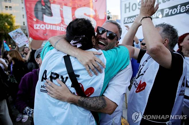 2일(현지시간) '대통령 거부권 무효화' 상원 결정에 환호하는 아르헨티나 주민 [부에노스아이레스 AFP=연합뉴스. 재판매 및 DB 금지]