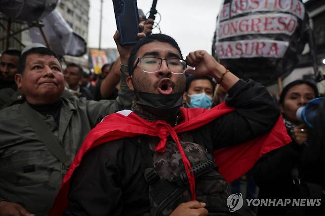 지난달 27일(현지시간) 정부 규탄 구호 외치는 페루 청년 [리마 로이터=연합뉴스. 재판매 및 DB 금지]