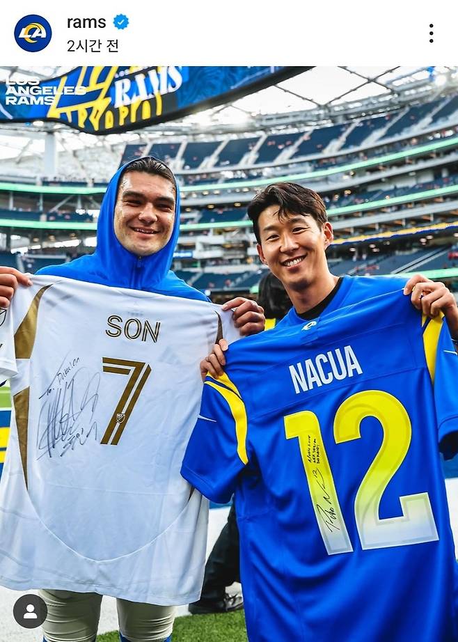 Son Heung -min, who visited Los Angeles's home stadium and replaced the sign -up uniform with Puka Nakua (left) [LA 램스 인스타그램 캡처. 재판매 및 DB 금지]