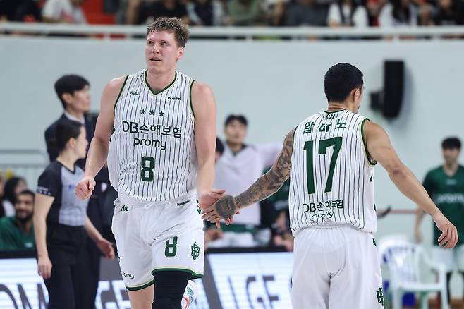 DB의 헨리 엘런슨과 이선 알바노 [KBL 제공. 재판매 및 DB 금지]