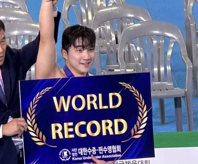 세계기록 세운 핀수영 신명준 신명준이 3일 부산 사직실내수영장에서 열린 제106회 전국체육대회 핀수영 남자 호흡잠영 100ｍ 결승에서 30초87의 세계기록으로 우승한 뒤 세리머니를 펼치고 있다. [대한수중핀수영협회 제공. 재배포 및 DB금지]