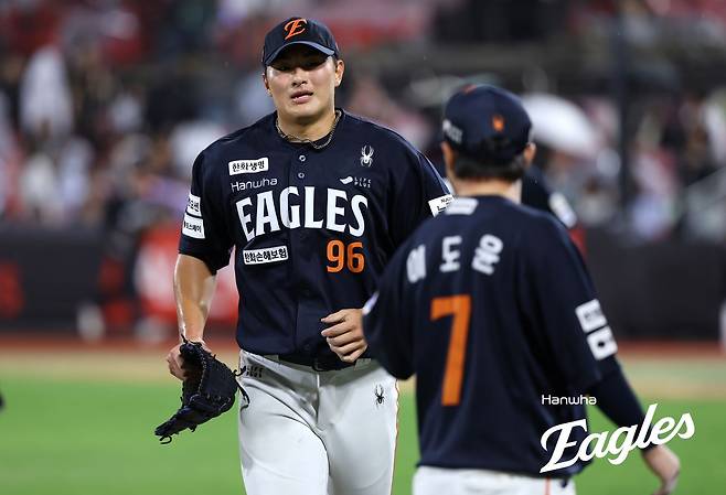 호투했으나 승리를 따내지 못한 한화 박준영(왼쪽)의 3일 경기 모습.  [한화 이글스 제공. 재판매 및 DB 금지]