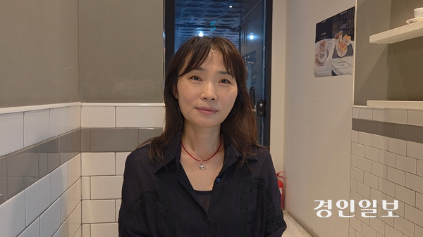 1997년 경인일보 신춘문예 소설 부문 당선자 김현영 작가를 지난 17일 안양의 한 카페에서 만났다. 2025.9.17 /이시은기자 see@kyeongin.com