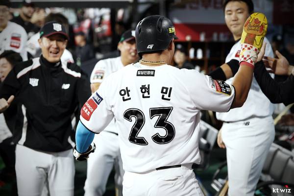 kt wiz 안현민이 지난 3일 한화 이글스와의 경기에서 득점 후 선수들과 기뻐하고 있다./kt wiz 제공