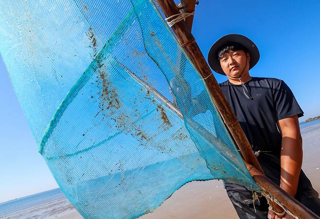 ▲ 지난 10일 인천 옹진군 대이작도에서 김민욱(32) 청년회장이 곤쟁이 잡이용 그물을 제작해 시연하고 있다. /인천일보
