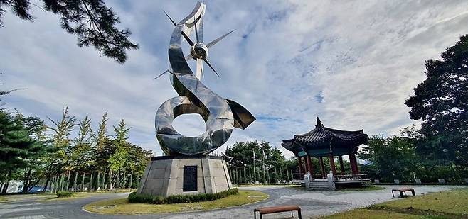 기흥(부산방향)휴게소 기념탑과 팔각정. 사진=한국도로공사 서울경기본부