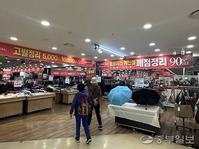 인천 계양구 계산동에 소재한 홈플러스 계산점 내부 곳곳에 고별 세일을 알리는 홍보물이 부착돼 있다. 사진=노선우 기자