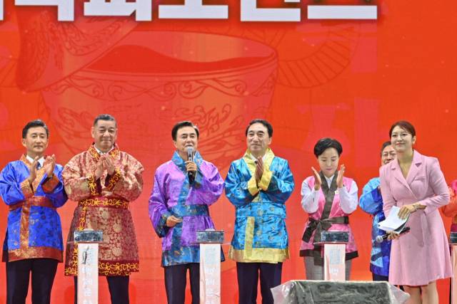 김태흠 충남지사가 3일 공주 금강신관공원에서 열린 제71회 백제문화제 개막식에 참석해 축사를 하고 있다. 충남도 제공