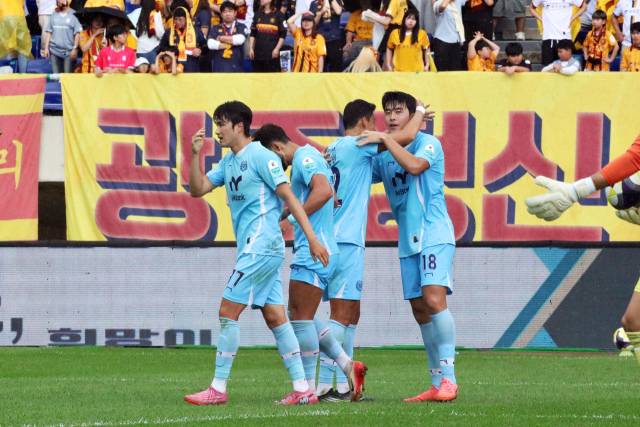 팀의 추가골을 기록한 정재상(오른쪽) 선수가 동료들과 기쁨을 나누고 있다. 대구FC 제공