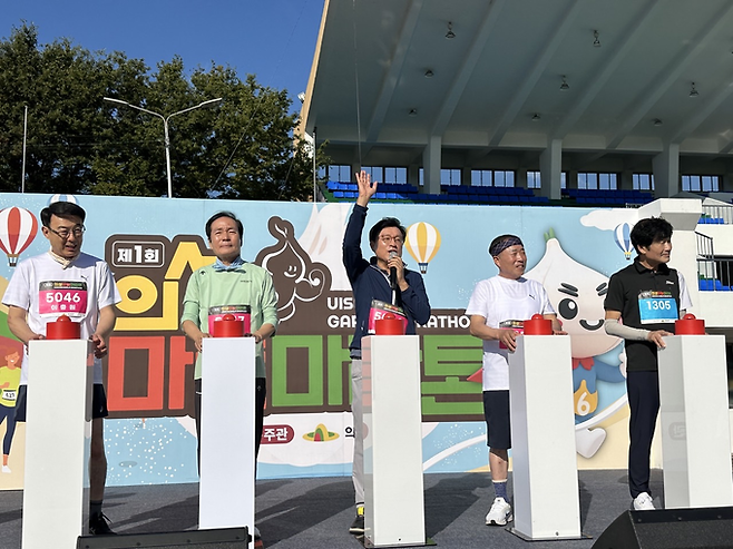 ▲ 9월 27일 경북 의성군 종합운동장에서 열린 제1회 의성마늘마라톤대회 개회식에서 이충원 경북도의원, 김주수 의성군수, 박형수 국회의원, 최훈식 의성군의회 의장, 최태림 경북도의원(왼쪽부터)이 힘차게 개막 버튼을 누르며 대회의 시작을 알리고 있다. 박형수 국회의원실
