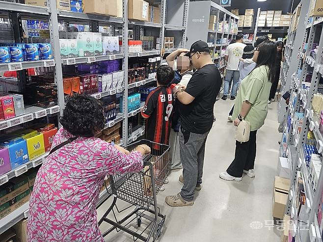 4일 오후 광주 광산구 수완동 광주 첫 창고형 약국이 문을 연 가운데 매장 안에서 손님들이 의약품을 고르고 있다. 강주비 기자&nbsp;