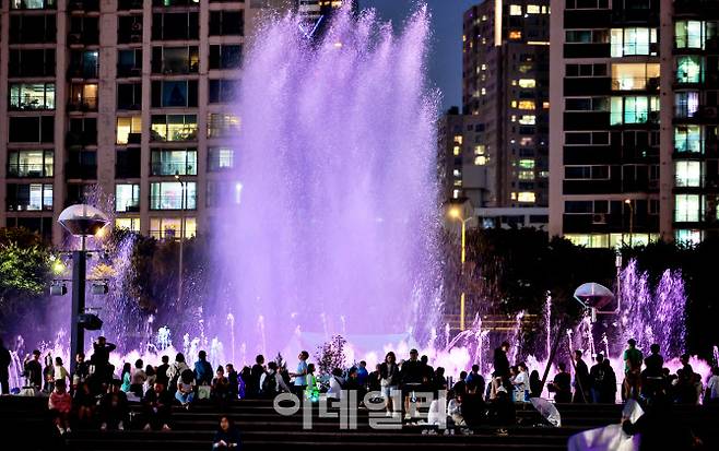 서울 광진구 뚝섬한강공원에서 12일까지 이어지는 ‘2025 서울라이트 한갗 빛섬축제’ (사진=뉴시스)