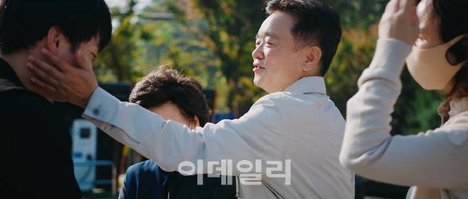 남경필 전 경기도지사가 지난 1일 출소한 장남을 격려하고 있다. (사진=유튜브 채널 ‘남경필 이노마’ 캡처)