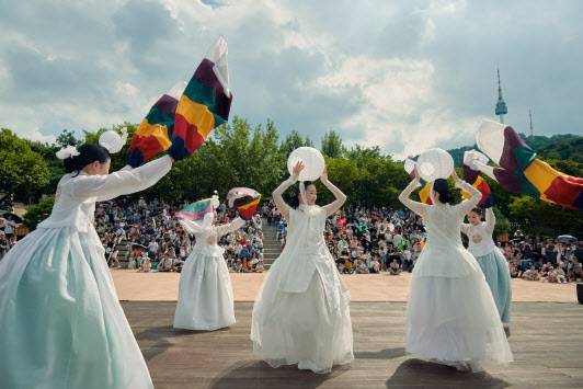 ‘남산골 추석 축제-추석놀이터’의 공연 모습(사진=남산골한옥마을).