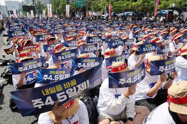 전국금융산업노동조합(금융노조) 조합원들이 26일 서울 종로구 세종대로에서 열린 9·26 총파업 결단식에서 실질임금 인상과 주 4.5일제 근무를 촉구하고 있다. (사진=연합뉴스)