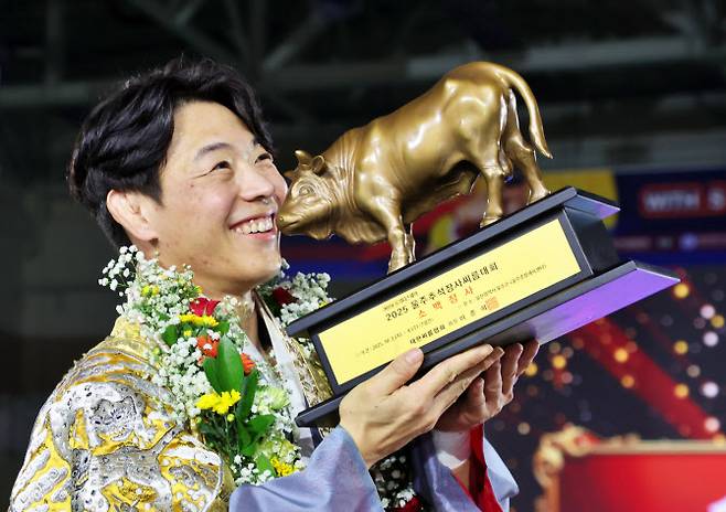 추석장사대회 소백장사에 등극한 이완수가 황소트로피를 들고 기뻐하고 있다. 사진=대한씨름협회