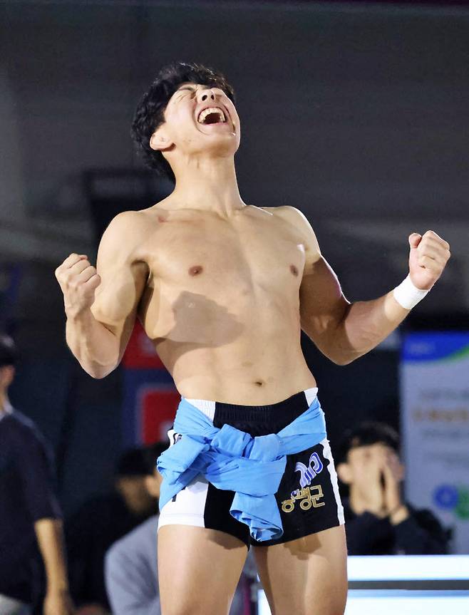 추석장사씨름대회 소백급 우승을 차지한 이완수가 포효하고 있다. 사진=대한씨름협회