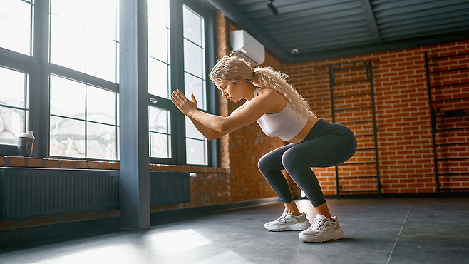 점프 스쿼트는 하체 폭발력과 수직 점프 높이를 높이고, 10–30 m 단거리 가속과 민첩성·균형 능력까지 개선하는 대표적 파워 트레이닝으로 보고된다｜출처: 클립아트코리아