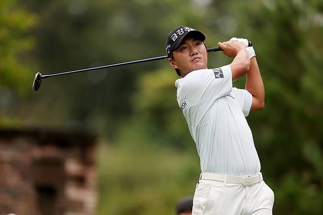 옥태훈이 4일 열린 KPGA 경북오픈 최종라운드에서 샷을 하고 있다.