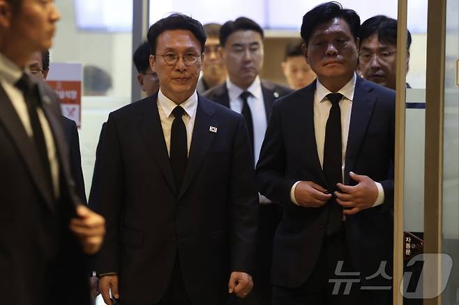 김민석 국무총리가 3일 세종 은하수공원 장례식장에 마련된 국가전산망 담당 행정안전부 공무원 A씨 빈소를 조문하고 있다. (총리실 제공. 재판매 및 DB금지) 2025.10.3/뉴스1