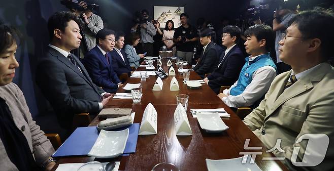 최교진 사회부총리 겸 교육부 장관이 고교학점제 등 교육 현안에 대한 의견을 듣기 위해 9월 24일 마련한 교원노조·교원단체와의 오찬 간담회에서 모두발언을 하고 있다. /뉴스1 ⓒ News1 오대일 기자