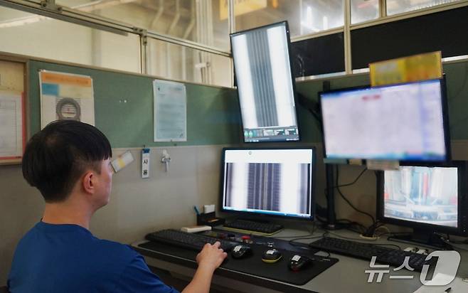 지난달 26일 넥센타이어 창녕공장에서 작업자가 완성된 타이어 내부의 엑스레이 사진을 육안을 보며 적합·부적합 여부를 판단하는 모습. 이 때 인공지능(AI) 시스템도 사진을 함께 보며 적합이면 녹색, 부적합이면 빨간색 등을 화면에 알렸다(넥센타이어 제공). 2025.09.26.