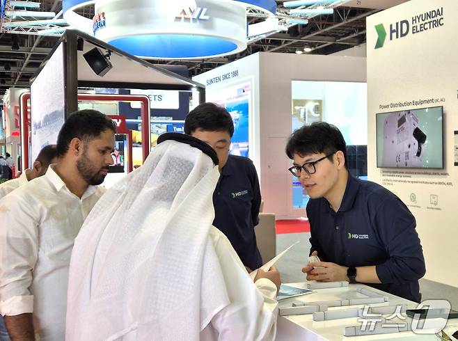 HD현대일렉트릭 관계자가 지난달 30일부터 이달 2일까지 아랍에미리트(UAE) 두바이에서 열린 중동 최대 물·에너지·환경기술 박람회 'WETEX 2025'에서 제품을 설명하고 있다.(HD현대일렉트릭 제공)