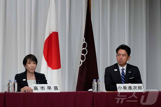 다카이치 사나에 일본 전 경제안보상(왼쪽)과 고이즈미 신지로 농림수산상이 23일 도쿄 자민당 본부에서 열린 자민당 총재 선거 후보 공동 기자회견에 참석하고 있다. 2025.09.23. ⓒ AFP=뉴스1