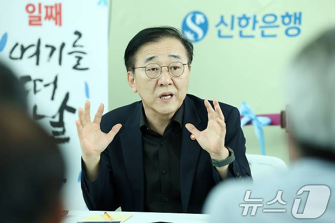 김윤덕 국토교통부 장관이 추석 연휴 둘째날인 4일 전남 무안국제공항을 찾아 12·29 무안공항 제주항공 여객기 참사 유가족과 면담하고 있다. ⓒ News1 이승현 기자