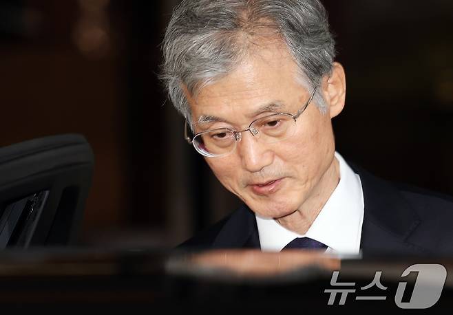 조희대 대법원장이 지난달 25일 오후 서울 서초구 대법원 청사를 나서고 있다. 여권의 사퇴 압박을 받는 조 대법원장은 이날 열린 신임법관 임명식에서 “헌법은 재판의 독립을 천명하고 법관의 신분을 보장하고 있다”고 밝혔다. 2025.9.25/뉴스1 ⓒ News1 오대일 기자