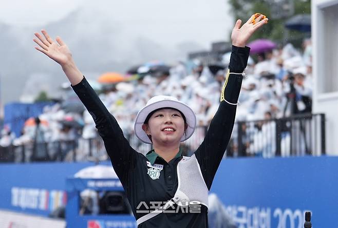 임시현(한국체대)이 3일 광주광역시 5·18 민주광장에서 열린 ‘현대자동차 정몽구배 한국양궁대회 2025’ 시상식에서 리커브 여자 개인 결승전에서 강채영(현대모비스)을 꺾고 우승을 차지한 뒤 관중석을 향해 인사하고 있다.  대한양궁협회 제공.