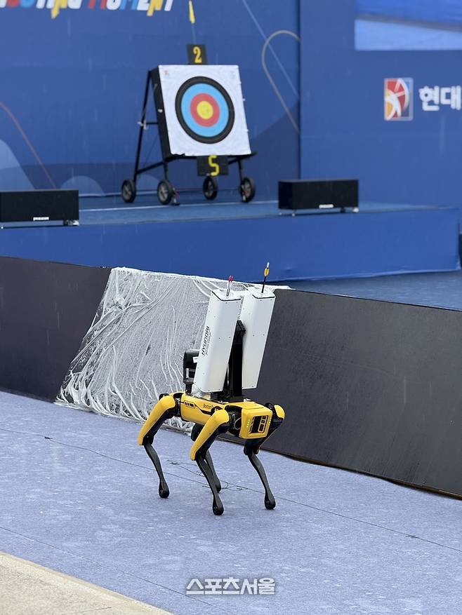 활을 배달하는 로봇의 모습. 광주 | 정다워 기자