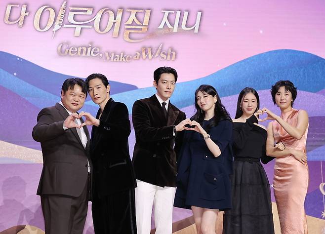 배우 고규필(왼쪽부터), 노상현, 김우빈, 수지, 안은진, 이주영이 포즈를 취하고 있다. 사진 | 연합뉴스