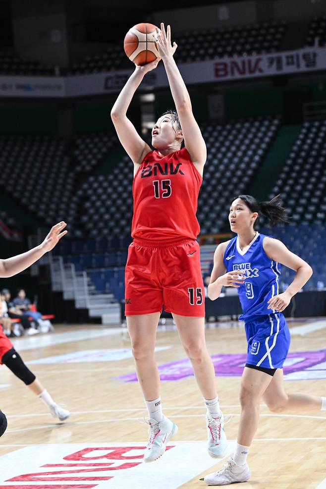 BNK 박성진이 부산 사직실내체육관에서 열린 BNK 금융 박신자컵 후지쯔전에서 슛을 시도하고 있다. 사진 | WKBL