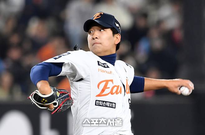 한화 권민규가 대전 한화생명볼파크에서 열린 2025 KBO리그 롯데와의 경기 9회초 등판해 힘차게 공을 던지고 있다. 대전 | 박진업 기자 upanddup@sportsseoul.com