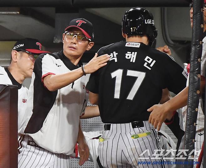 22일 광주 기아 챔피언스필드에서 열린 LG-KIA전. 9회초 1사 1, 2루 박해민이 동점 스리런포를 친 후 염경엽 감독의 환영을 받고 있다. 광주=정재근 기자 cjg@sportschosun.com/2025.7.22/