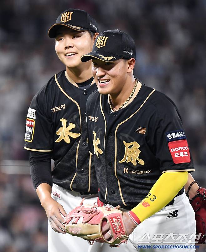 9일 수원 KT위즈파크에서 열린 두산-KT전. 6회초 1사 1, 2루 박준순의 우전안타 때 우익수 안현민의 완벽한 송구로 2루주자 케이브가 홈에서 아웃됐다. 소형준과 안현민이 기뻐하고 있다. 수원=정재근 기자 cjg@sportschosun.com/2025.9.9/