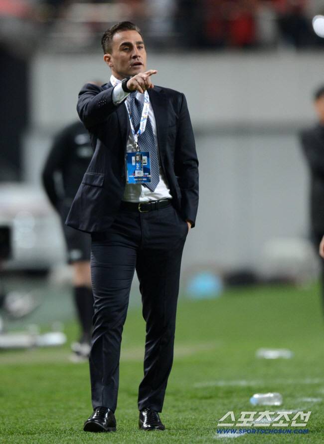 FC서울과 광저우 에버그란데(중국)의 아시아축구연맹(AFC) 챔피언스리그 조별리그 H조 5차전 경기가 21일 서울월드컵경기장에서 열렸다. 광저우 칸나바로 감독이 작전지시를 하고 있다.

서울은 1승 2무 1패 승점 5점으로 2위에 올라있고 3승 1패 승점 9점을 획득한 광저우는 승점 1점만 추가해도 토너먼트 진출을 확정짓는다.  

상암=허상욱 기자 wook@sportschosun.com/2015.04.21/