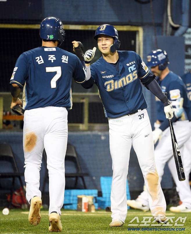 1일 잠실구장에서 열린 LG 트윈스와 NC 다이노스의 경기. 3회초 1사 3루 NC 최원준 적시타 때 득점한 김주원이 박건우와 하이파이브를 나누고 있다. 잠실=박재만 기자 pjm@sportschosun.com/2025.10.01/