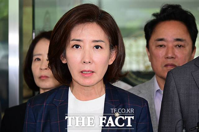 나경원 국민의힘 의원은 4일 "국가의 핵심 전산망이 화재로 마비되고, 이를 책임지던 공무원이 극한의 압박 속에서 생을 마감한 현실은 결코 가볍게 넘어갈 수 없다"면서 "이 와중에 대통령 부부의 냉장고를 부탁해 예능 방송은 실제로 방송되는 것인가? 양심의 가책은 전혀 없는 것인가?"라고 비난했다. /남윤호 기자